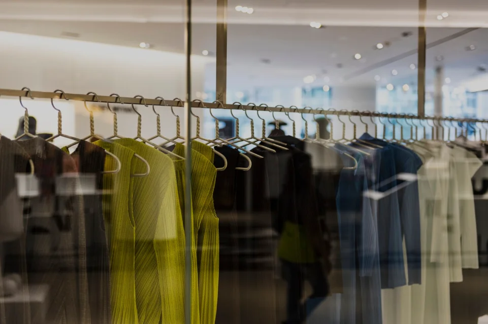 Ropa expuesta en un showroom moderno, representando el showroom significado dentro del sector moda.