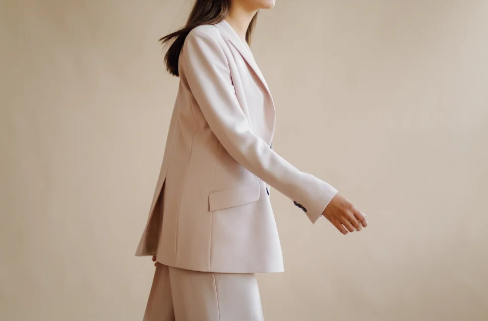 Traje femenino en tonos neutros, ejemplo de ropa elegante de mujer ideal para estilos sofisticados